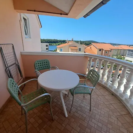 Lucia Apartman *
